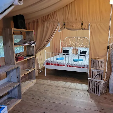 בית נופש Tente Safari Saint-Martin-des-Besaces